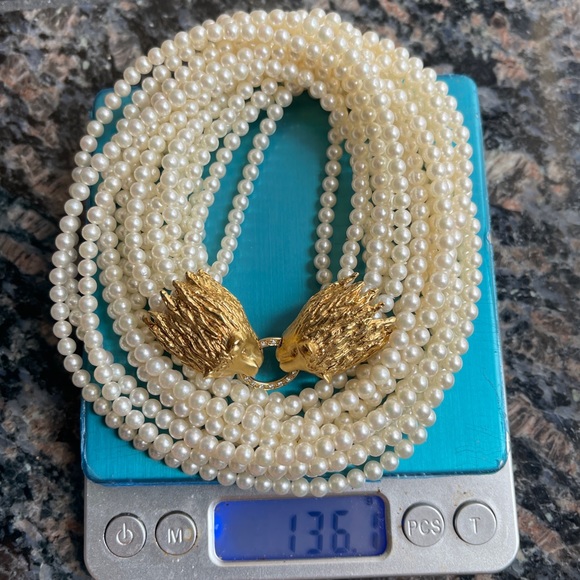 Genuine Pearl necklace with 18k lion heads clasp. Gorgeous! - Picture 16 of 17